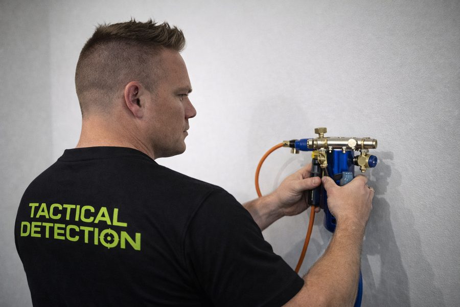 Tracer gas leak testing